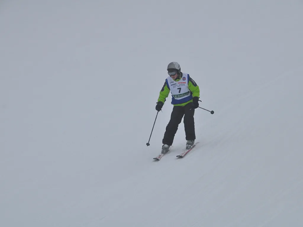 Skifahrer mit Startnummer 7 auf der Strecke.
